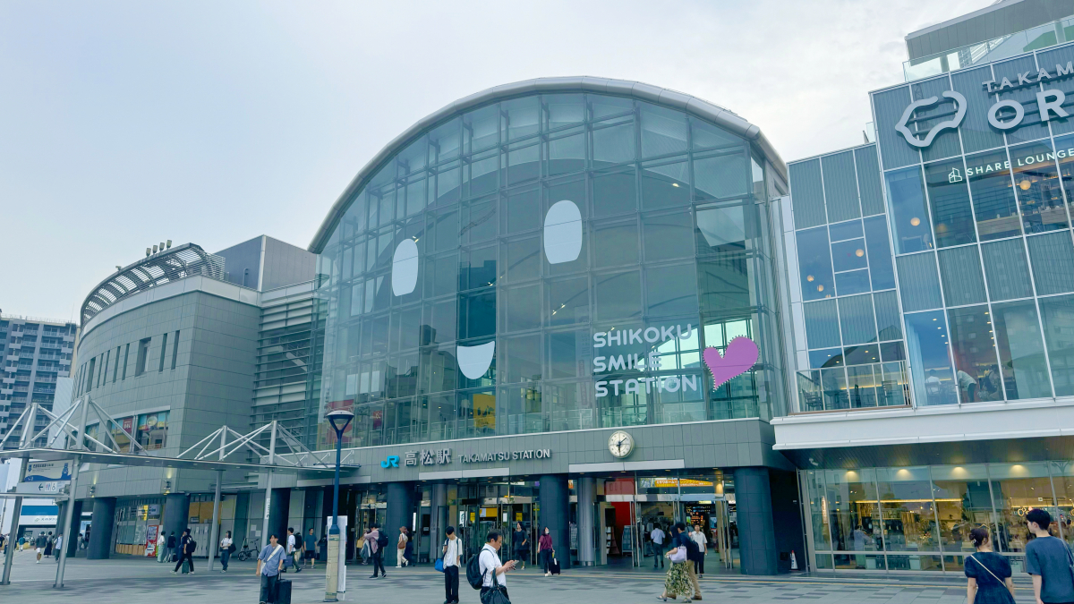 JR高松駅と、隣接する「高松オルネ」