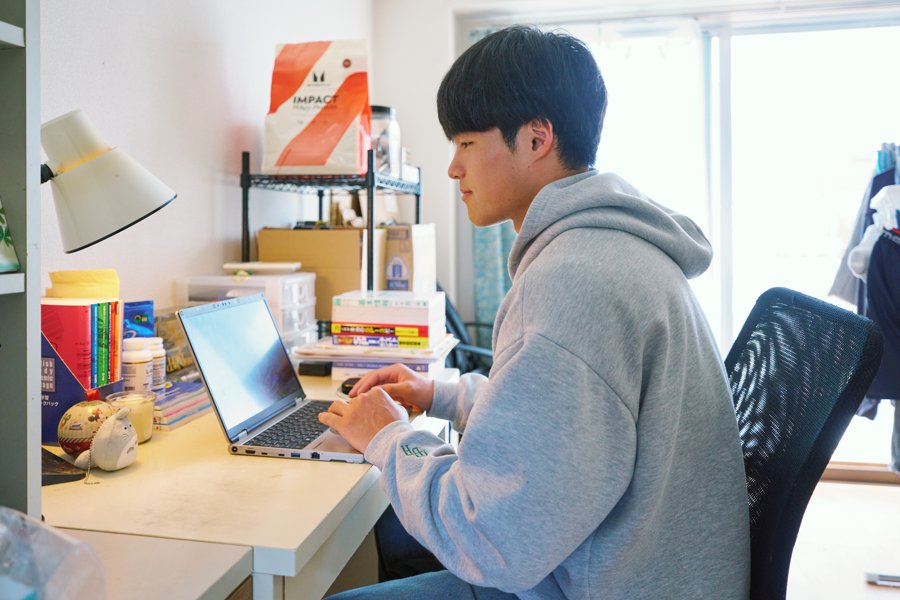 居室では、ゼミや大学の課題に取り組む時間も大切にしています。