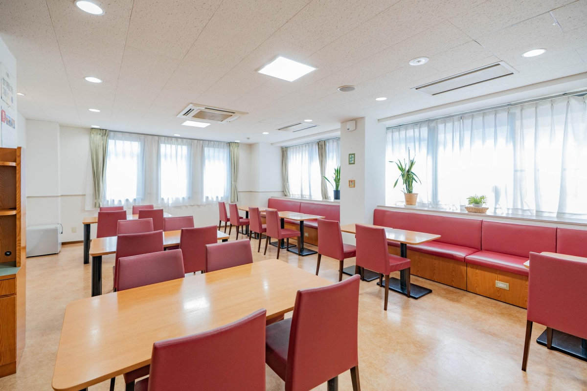 窓際にも席が並ぶ食堂。