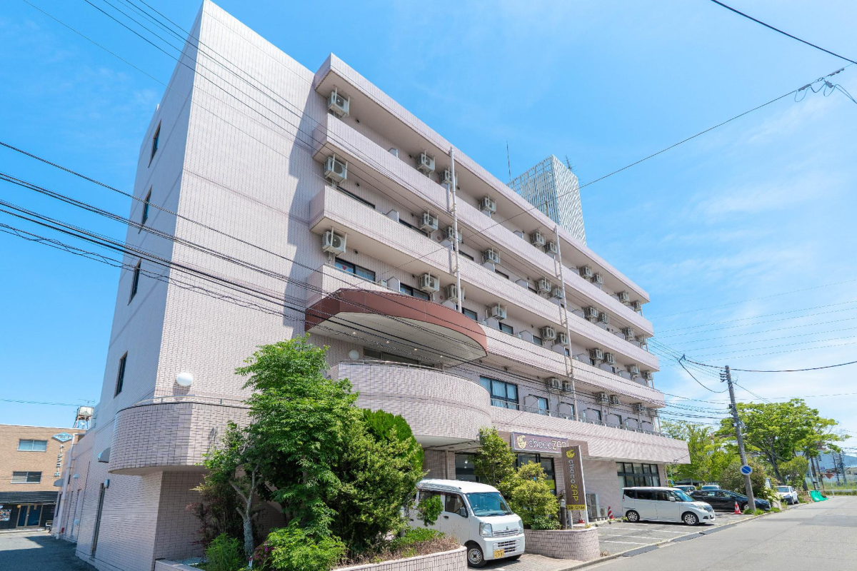 1階のchocoZAP看板が見える建物外観。