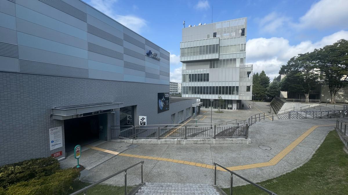 地下鉄東西線 川内駅の南出入口。
