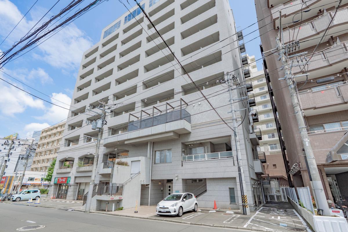 ドーミー仙台東口の建物外観。