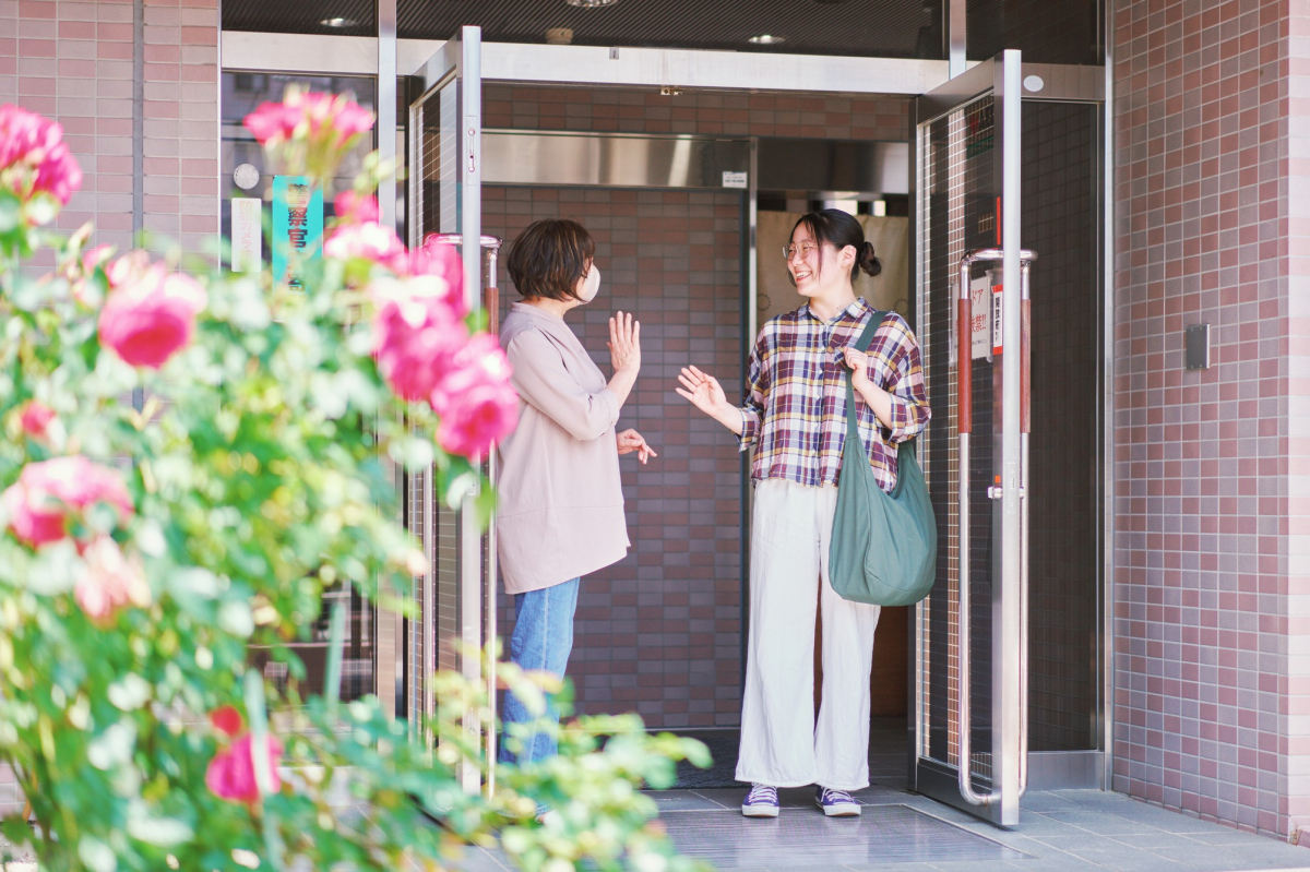 花に迎えられる館の玄関。見学時の温かな印象も決め手になりました。