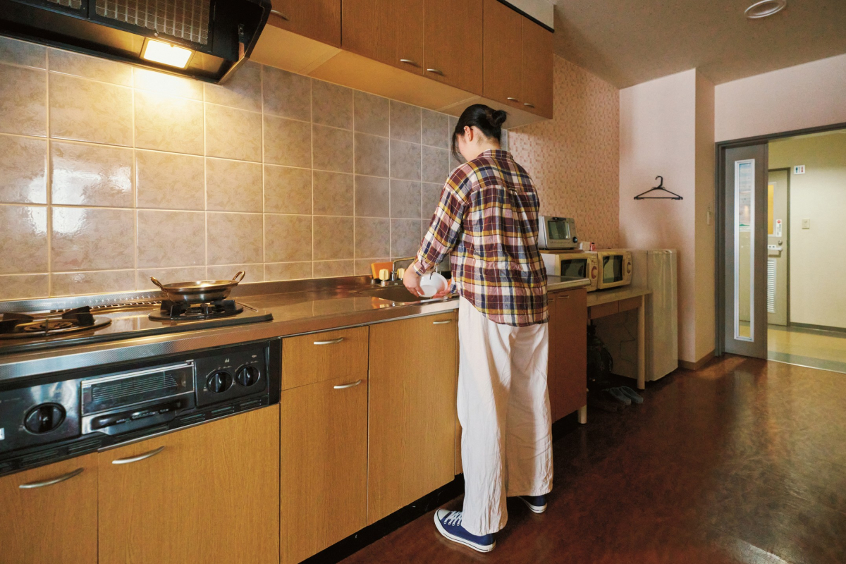 共用キッチンなど、館内には暮らしを支える設備があります。