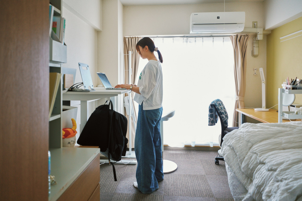 居室には勉強机があり、自分のペースで過ごせます。