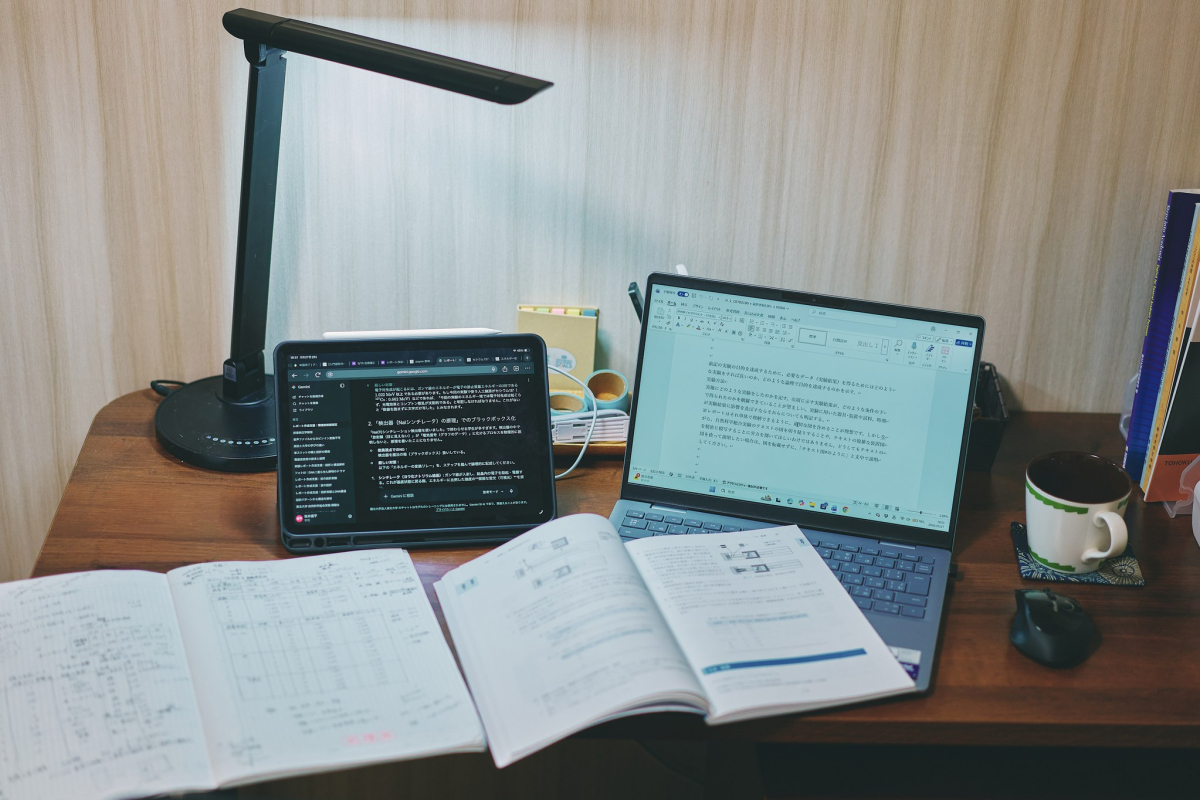複数の端末を使いながら、プログラミングや課題に取り組みます。