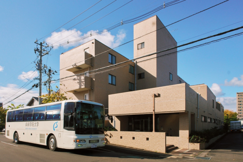 尚絅学院大学専用スクールバス「ラピバス」が目の前に停車します