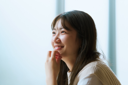 インタビューに答える女性