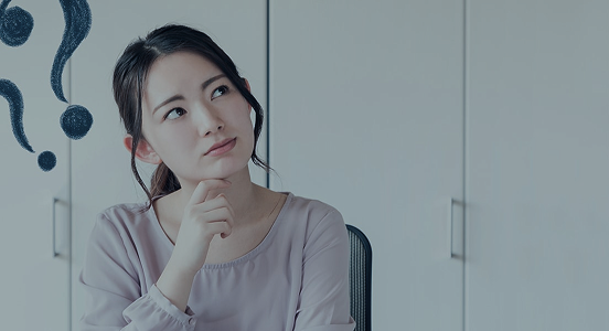 考え事をしている女性