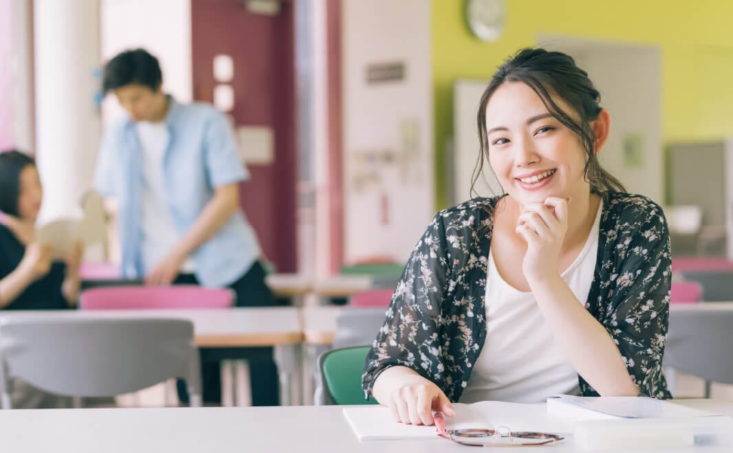 学生寮をより深く実感していただくため、学生寮を体験することができます。同性のご家族やお友達同士でのお申し込みも可能です。オープンキャンパスや入試で遠方から来校されるタイミングでご活用ください。なお、学生寮の空室状況によって、ご希望の学生寮をご利用できない場合がございます。ご了承ください。お盆期間、日曜、祝日、第5土曜日は休食日の為、食事提供はお休みさせていただきます。