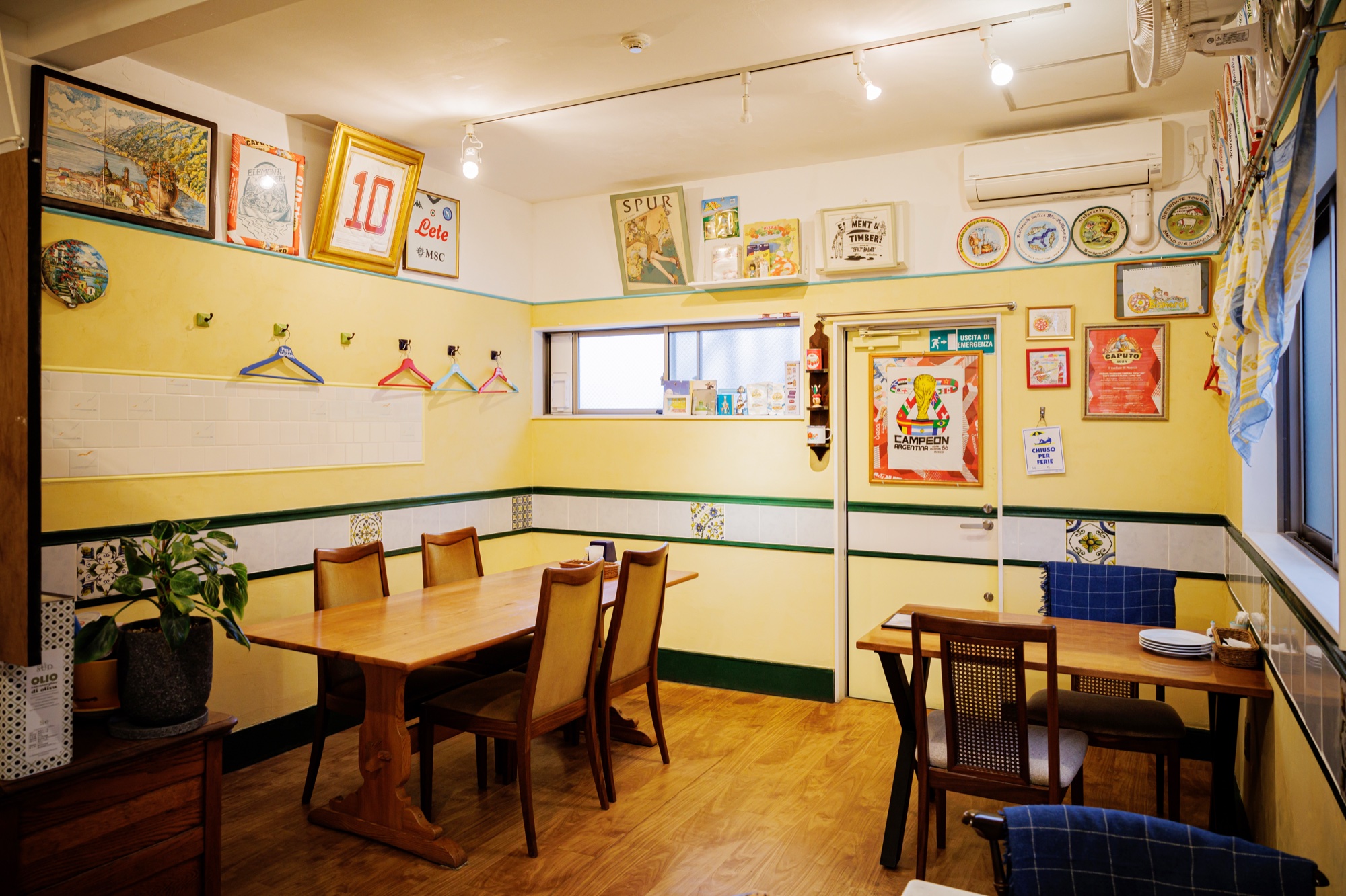 PIZZERIA BUENOSの大衆食堂のような温かみのある店内