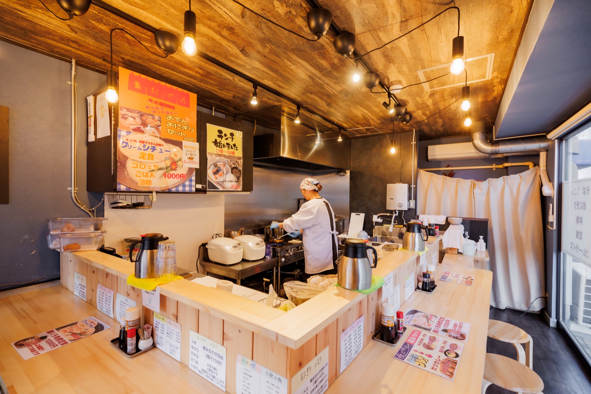 くっつい食堂のL字型カウンターのみの店内