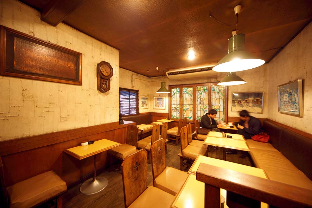 珈琲店 ぴーぷるのステンドグラスが趣深い店内