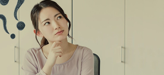 考え事をしている女性