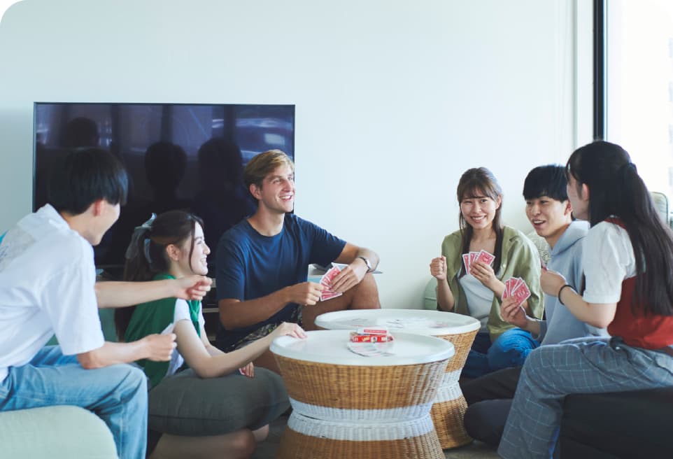 ラウンジで交流する学生