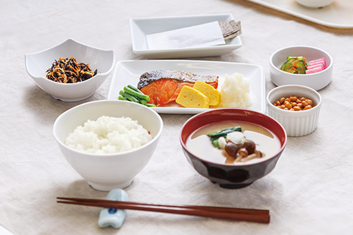 大阪工業技術専門学校 指定学生寮の朝食例（和食）